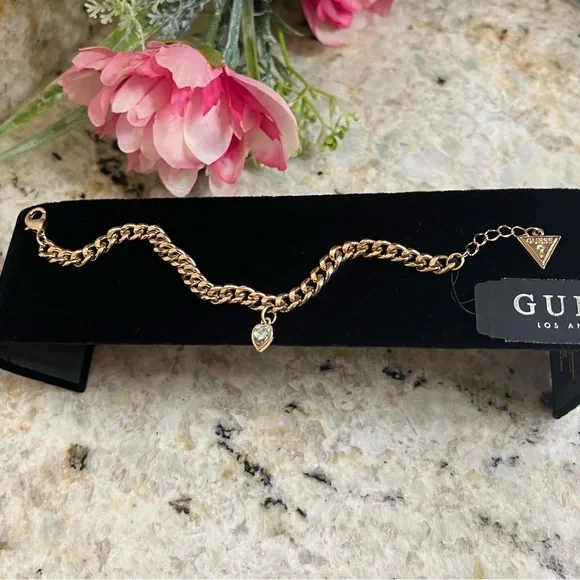 💖NWT Guess gold tone charm bracelet - Picture 5 of 7
